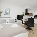 Sarmacka 27 3-close To Medicover And Paley Apartment